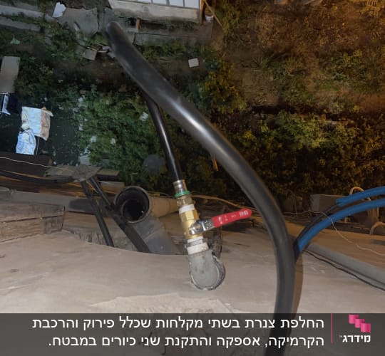 צינור מים עם ברז על גג בניין